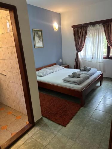 Postel nebo postele na pokoji v ubytování Prenoćište Majkin salaš