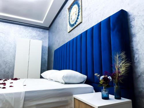 Una habitación con dos camas y una pared azul. en Moderne Studio location a coté du Stade Ibn Batouta de Tanger, en Tánger