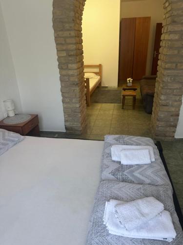 Postel nebo postele na pokoji v ubytování Prenoćište Majkin salaš