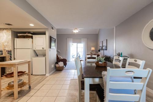 Kuchyň nebo kuchyňský kout v ubytování August Breeze - Beach, Fun, Sun, Close to Sights