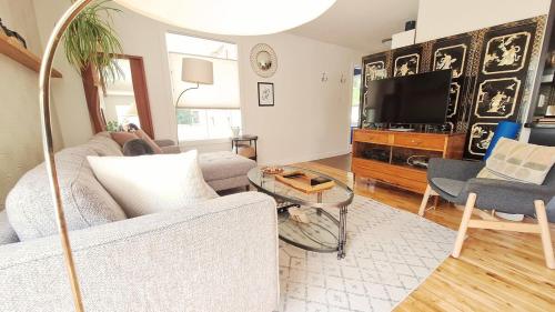 TV a/nebo společenská místnost v ubytování Charming Inner City Home