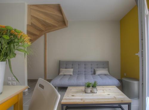 a room with a bed and a table and chairs at Les Gites de la Calonne in Guéreins