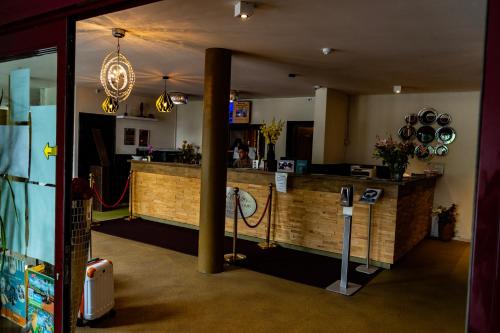 a bar in a restaurant with a counter at Hotel De Elderschans in Aardenburg
