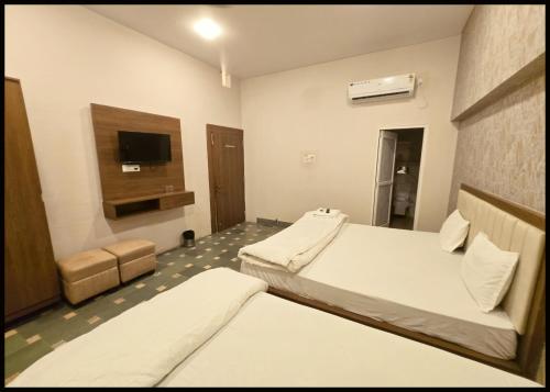 Postel nebo postele na pokoji v ubytování HOTEL C-D-P NARAYANA - Peaceful & Comfortable Stay Near Kashi Vishwanath Temple
