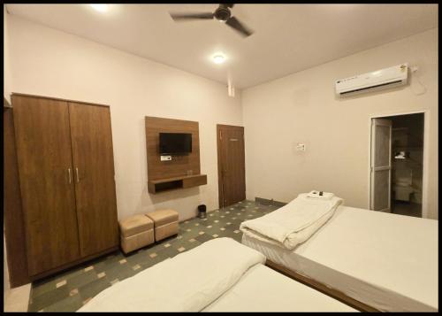 Postel nebo postele na pokoji v ubytování HOTEL C-D-P NARAYANA - Peaceful & Comfortable Stay Near Kashi Vishwanath Temple