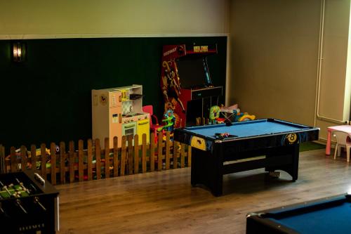 a room with a pool table and a fence at Hotel De Elderschans in Aardenburg