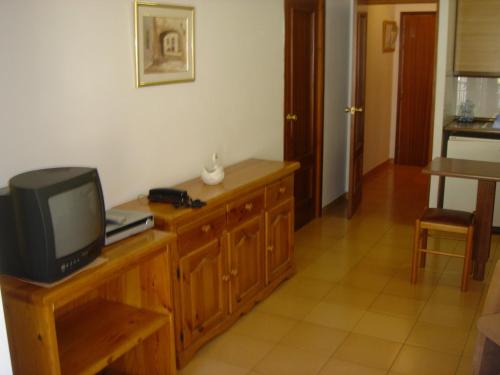 Una televisión o centro de entretenimiento en Apartaments L'Orri