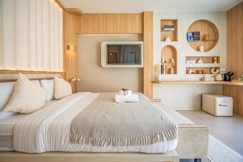 a bedroom with a large bed in a room at WOF Villa Kohlarn in Ko Larn