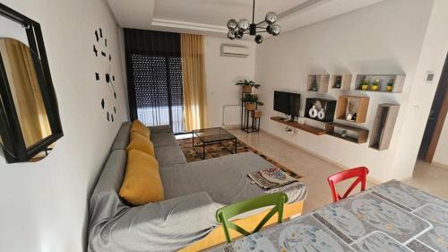 a living room with a couch and a table at Résidence les Fatimides in El Aouina Station