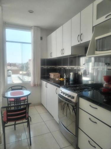 Kuchyň nebo kuchyňský kout v ubytování Acogedores Departamentos Céntricos Huanchaco 4 p