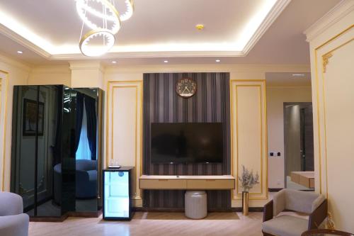 Televisyen dan/atau pusat hiburan di Hotel Le Aura Grand opp DHA Rahbar Defence Road