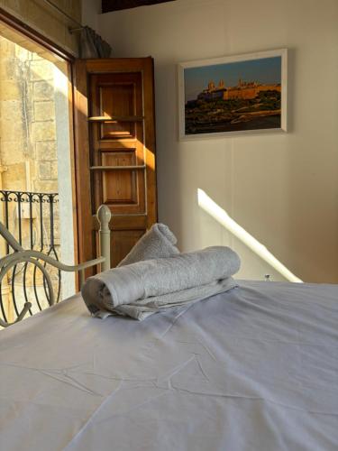 Ένα ή περισσότερα κρεβάτια σε δωμάτιο στο 300 year old Townhouse near Mdina