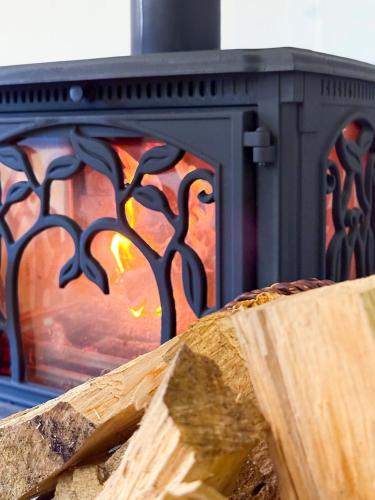 a stove with a fire in a room at Chalupa mezi stezkami in Hejnice