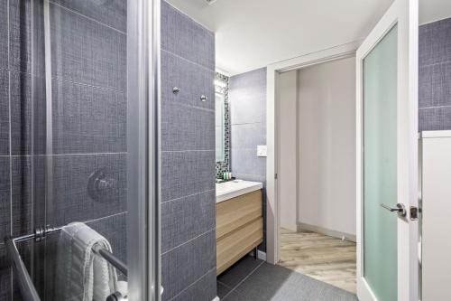 een badkamer met een douche en een wastafel bij Ocean View Suites at Oceanside Inn in Daytona Beach