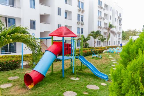 une aire de jeux en face d'un immeuble dans l'établissement Celeste Caribe 101A, à Coveñas