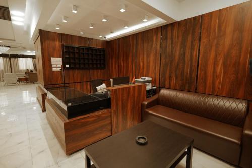 a waiting room with a cash register and a table at النخيل للاجنحة السكنية Nakheel Suites in Irbid