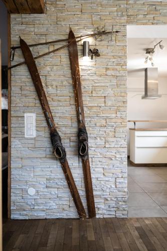 two old skis hanging on a brick wall at Ferienhaus Goldener Anker Unterach am Attersee in Unterach am Attersee