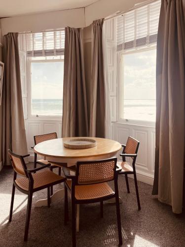 Stunning seafront apartment photo 5