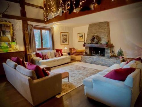 Una sala de estar con dos sofás y una chimenea. en Alpine Chalet with Mountain Views, en Les Gets