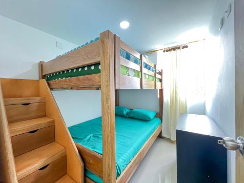 Ce dortoir comprend des lits superposés. dans l'établissement Celeste Caribe 101A, à Coveñas