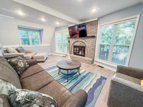 Μια τηλεόραση ή/και κέντρο ψυχαγωγίας στο Private Lakefront Home Wdockkayaks4bd2ba-12pp