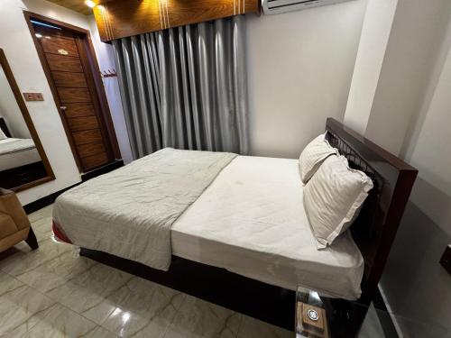 BāiljuriにあるHotel Fresh Residential Uttaraの部屋にベッドがある寝室
