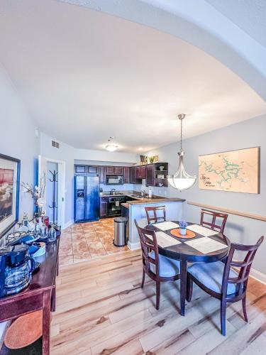Gallery image of Fairway To Heaven At Four Season 2bed2bath Condo in Lake Ozark