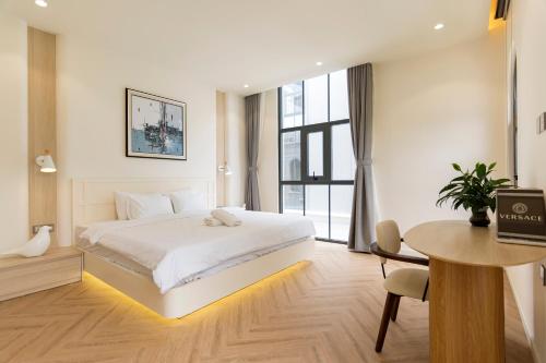 En eller flere senge i et værelse på Maison Villa Premier Palm Marina C5