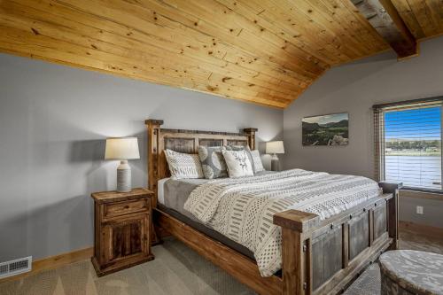 a bedroom with a bed and a wooden ceiling at 156 Teal Circle in Pagosa Springs