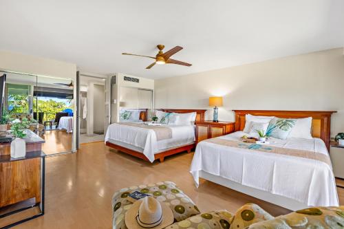 una camera da letto con due letti e un soggiorno di Maui Eldorado Condo K212 a Kaanapali
