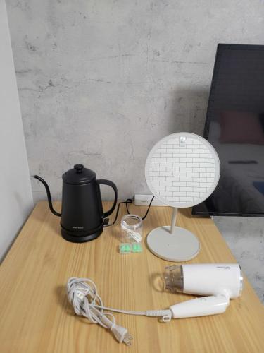 a table with a lamp and a tea pot on it at ajito s11 市電駅徒歩1分 AC,wifiあり in Sapporo