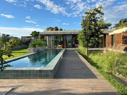 dom z basenem na środku podwórza w obiekcie Exclusiva Casa de Campo en Rozo - Piscina, Parqueadero y Zonas Verdes w mieście Rozo