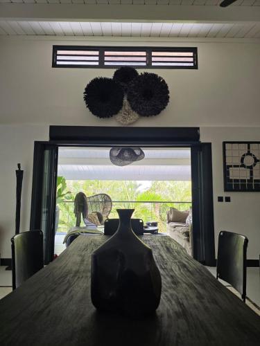 a black vase sitting on a table in a room at L'Eden, villa d'exception entre océan & forêt in Saint-Paul