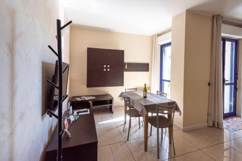 a kitchen and dining room with a table and chairs at Tomati's House in Alba