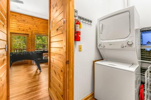 Briar Brook - Private Smoky Mountain Luxury Log Home with 2 Fireplaces, Hot Tub & Community Pool photo 15