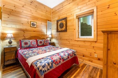 Briar Brook - Private Smoky Mountain Luxury Log Home with 2 Fireplaces, Hot Tub & Community Pool photo 11