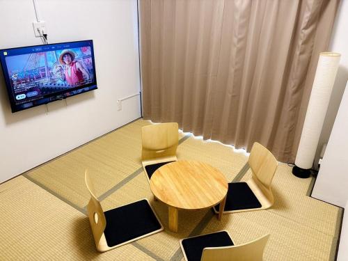 Una televisión o centro de entretenimiento en Base203