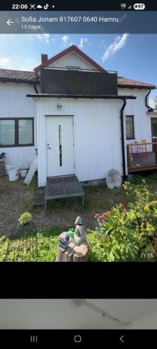 a picture of a yard with a white building at Östa 264 in Märsta