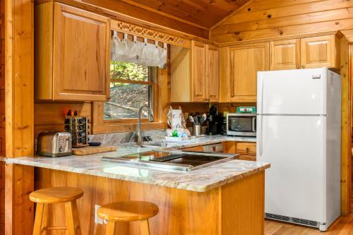 Briar Brook - Private Smoky Mountain Luxury Log Home with 2 Fireplaces, Hot Tub & Community Pool photo 52
