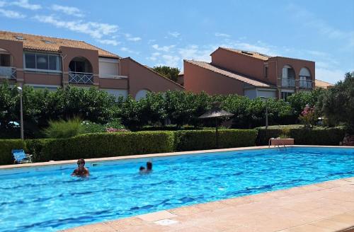 Bazén v ubytování Les Soleillades - T2 cosy pour 4 pers - Piscine, parking privé, à 100m de la plage - LaConciergerieByNina nebo v jeho okolí