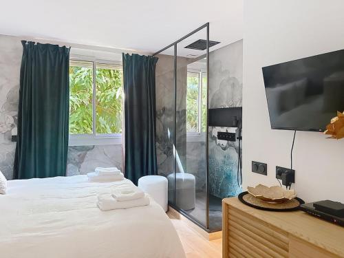 Postel nebo postele na pokoji v ubytování Romantic Love Room à Canet-en-Roussillon Perpignan
