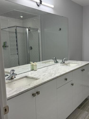 a bathroom with two sinks and a large mirror at masters bet room in Whitby