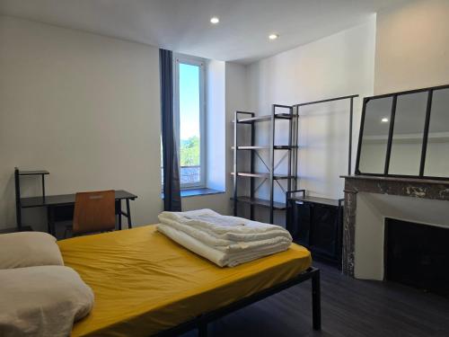 Ένα ή περισσότερα κρεβάτια σε δωμάτιο στο Spacieux logement 120m2 centre ville Foix -3 chambres-2SDB-2wc-Parking gratuit à 1 Minute