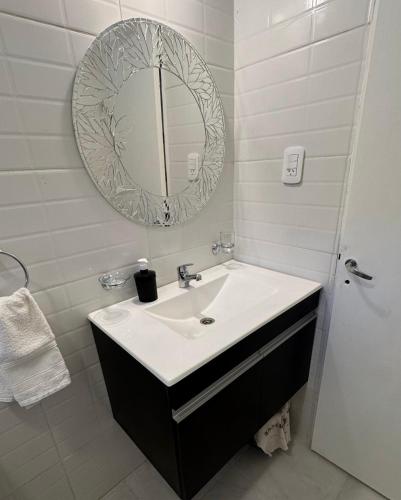 a bathroom with a sink and a mirror at Plaza Departamentos Temporarios II in Formosa
