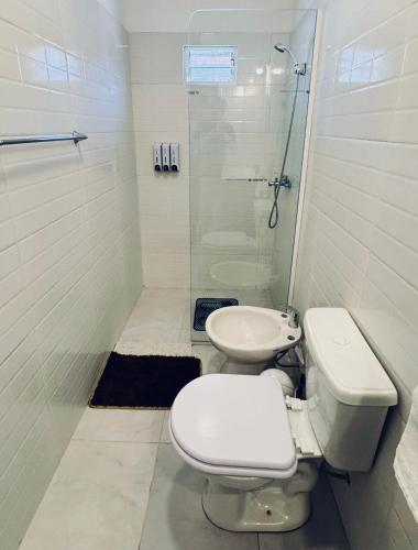 a bathroom with a toilet and a sink and a shower at Plaza Departamentos Temporarios II in Formosa