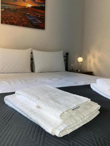 Ένα ή περισσότερα κρεβάτια σε δωμάτιο στο Agia Kiriaki rooms