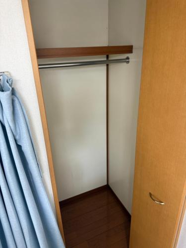 a closet with a door and a curtain at 折尾Inホテル305 in Kitakyushu