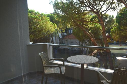 a patio with a table and chairs on a balcony at Rezidenca Kalter Durres in Golem