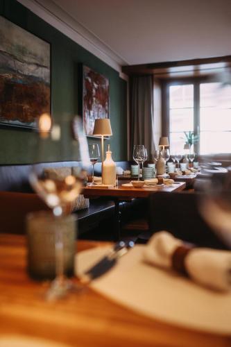 NeftenbachにあるGasthaus zum Löwenのテーブルに盛り付けの食品とワイングラス