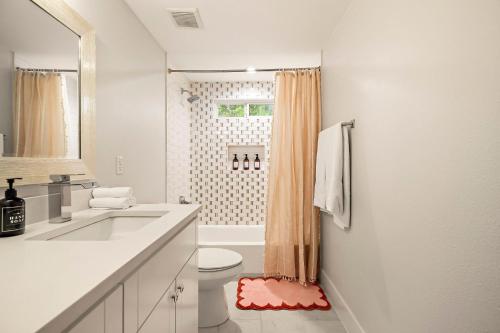 Koupelna v ubytování Desert Disco - 4BR Mid-Century Modern Design